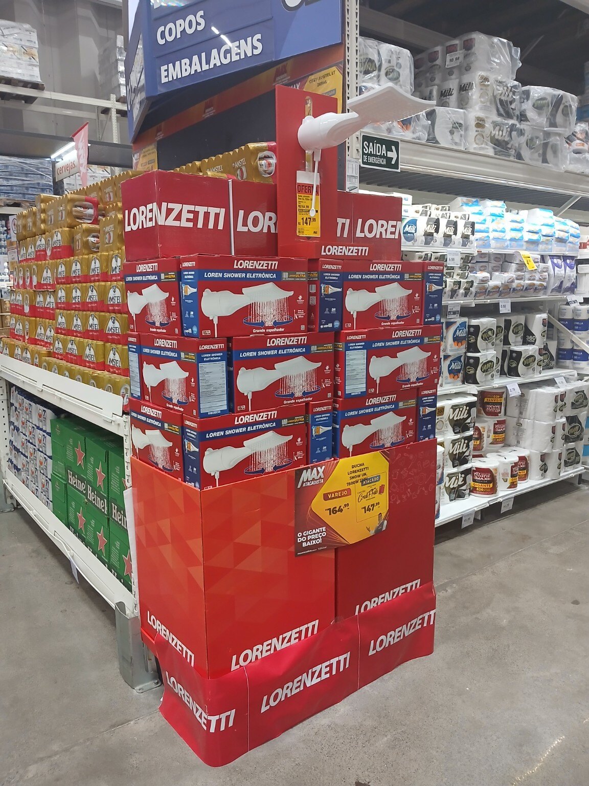 Ponta de gôndola com produto demonstrado