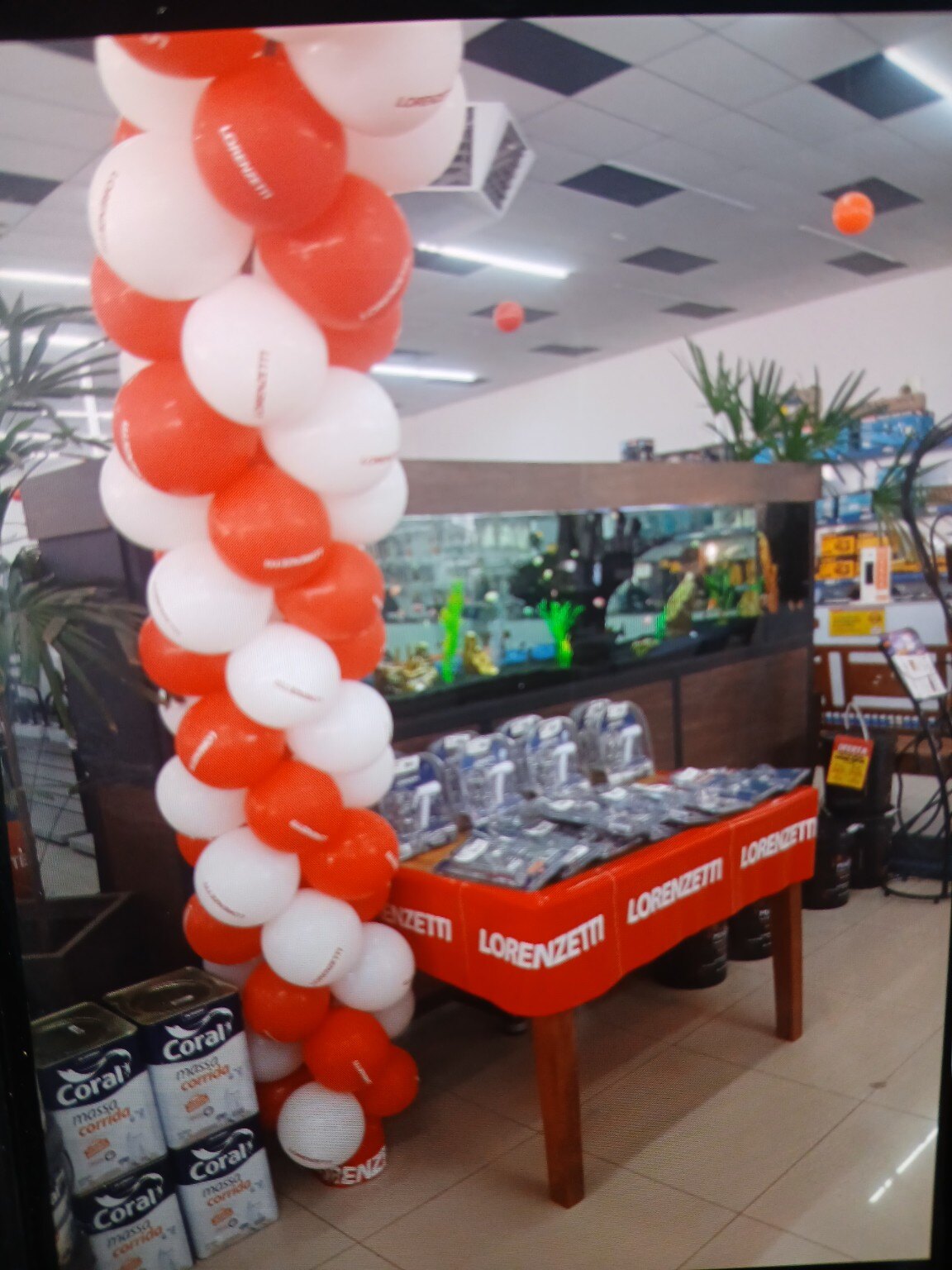 Mesa promocional com sinalização vertical
