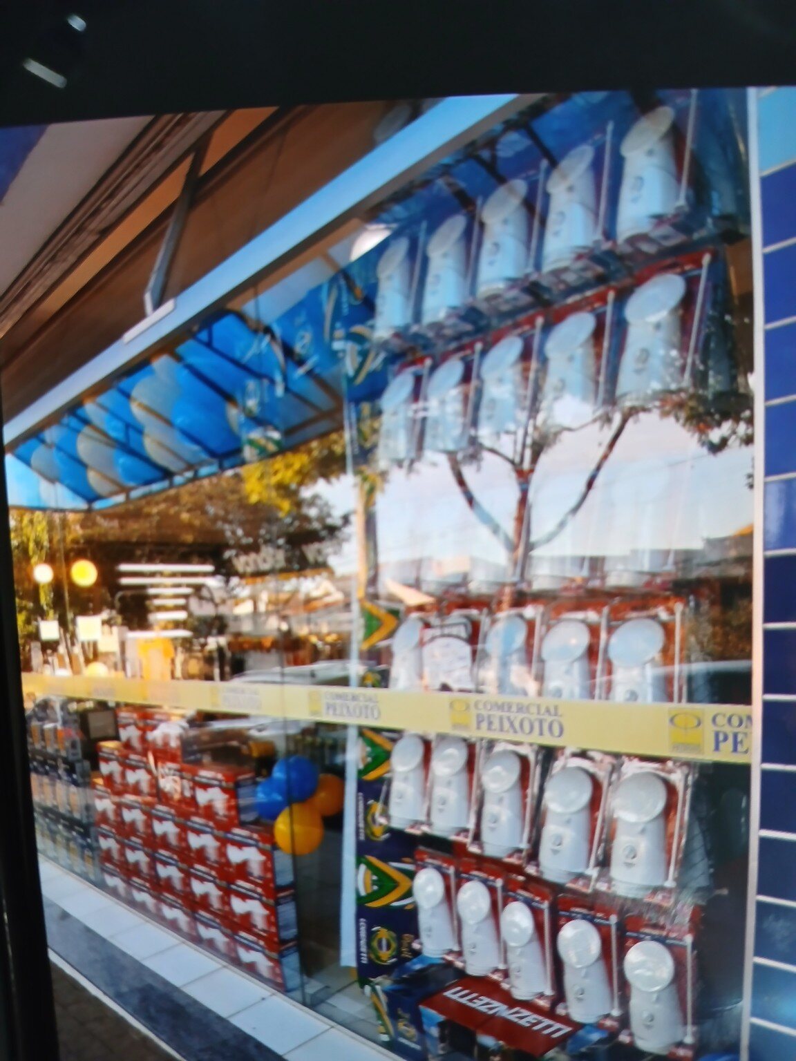 Vitrine promocional com produtos em evidência